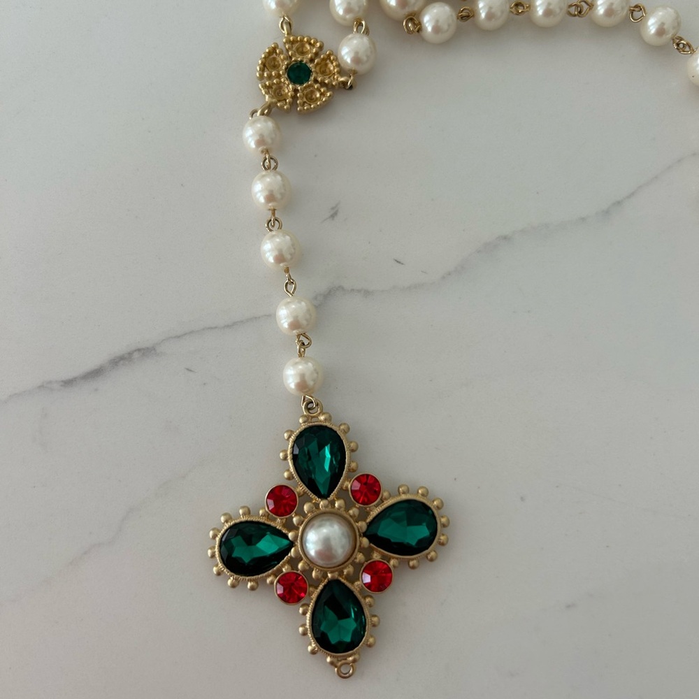 Elegant Gold and Green Pearl Necklace